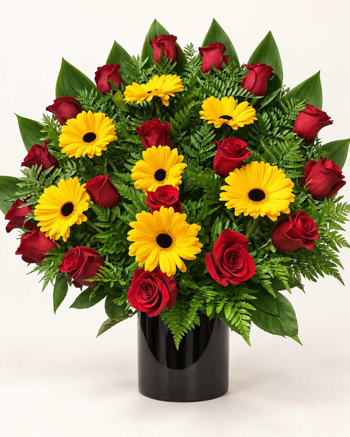 Arreglo floral 2: rosas rojas y gerberas amarillas en base negra