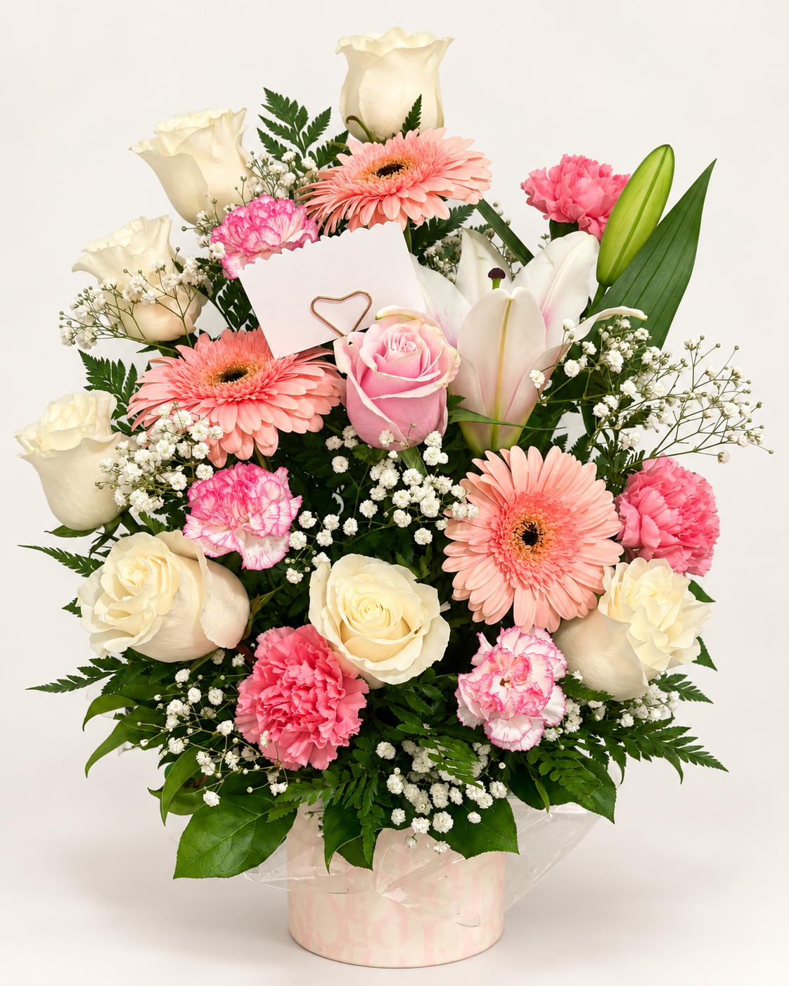Arreglo floral 4: rosas blancas y rosadas, gerberas y lirio con tarjeta de corazón