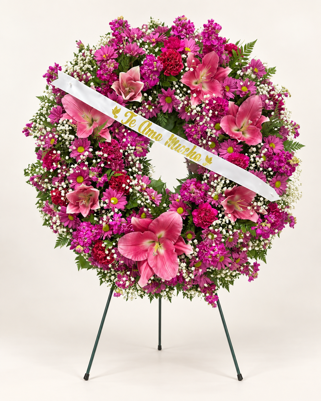 Arreglo floral 14: corona fúnebre de flores magenta sobre atril, con cinta conmemorativa