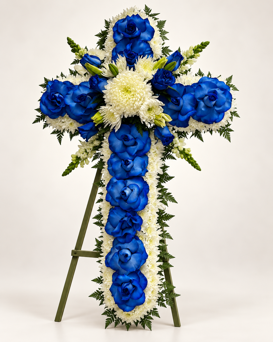 Arreglo floral 15: cruz fúnebre de rosas azules y crisantemos blancos sobre atril