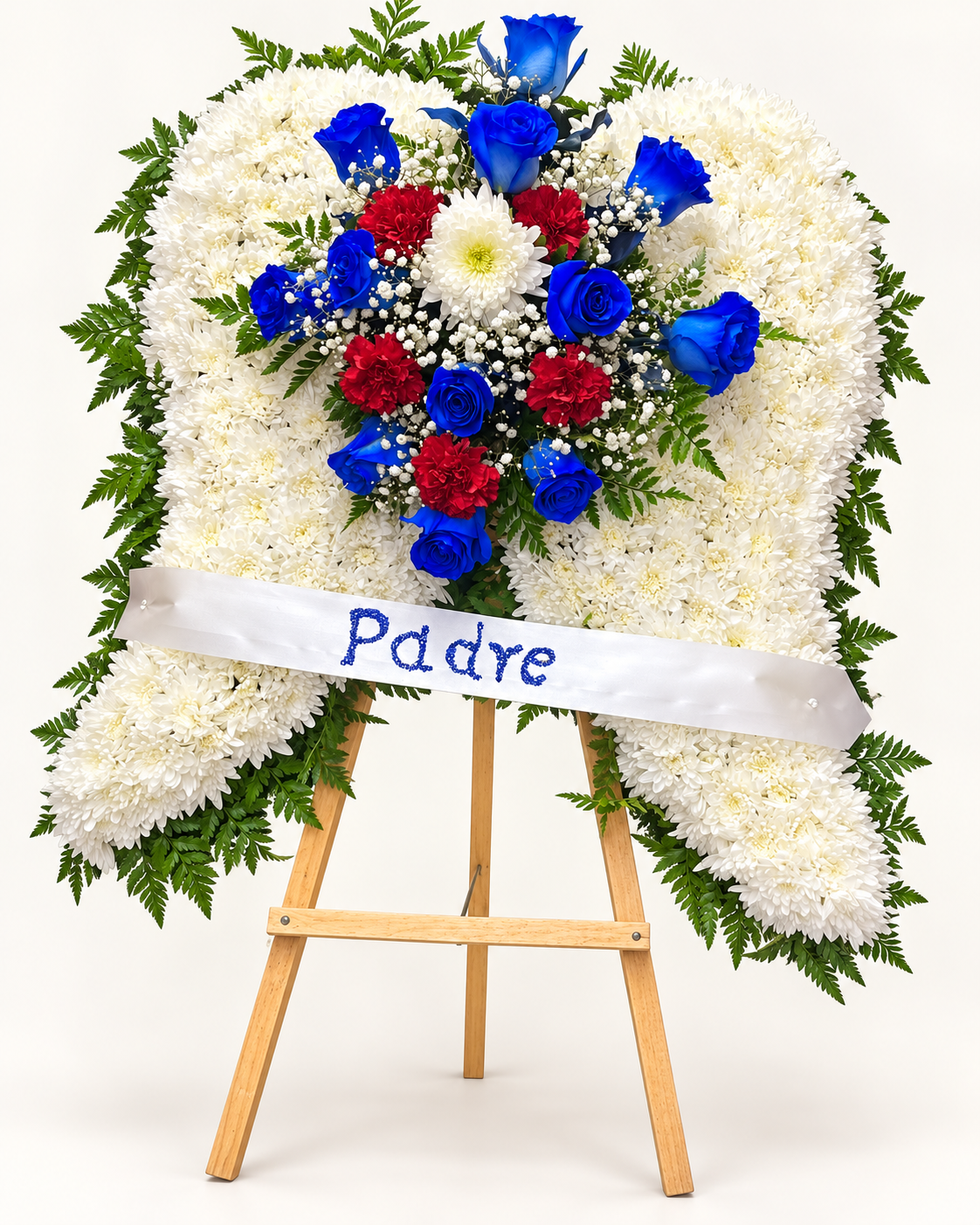 Arreglo floral 16: corona fúnebre de crisantemos blancos con acentos azules y rojos, cinta «Padre»