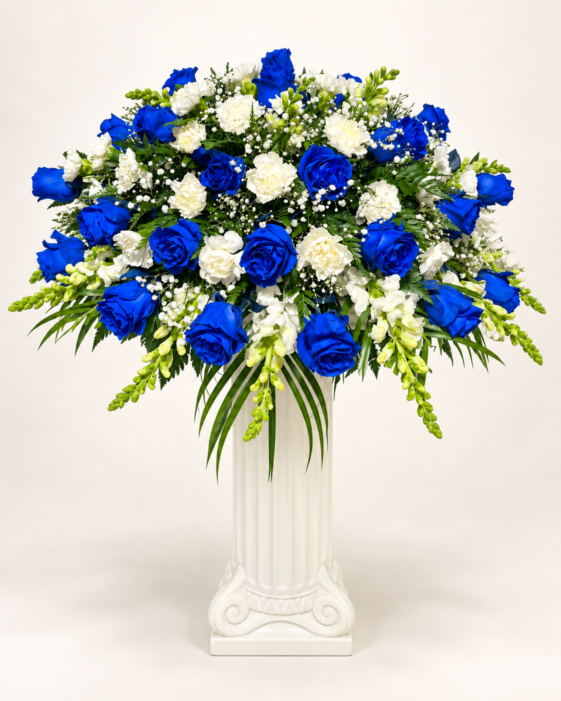 Arreglo floral 17: rosas y flores blancas y azules sobre pedestal
