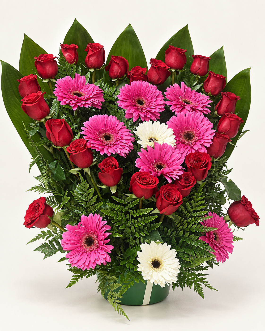 Arreglo floral 18: rosas rojas y gerberas rosas y blancas en base verde