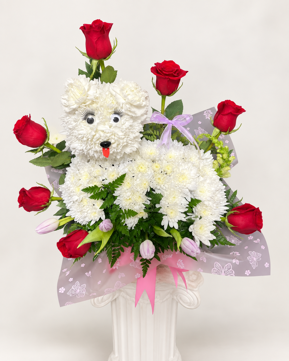 Arreglo floral 22: margaritas blancas en forma de perrito con rosas rojas