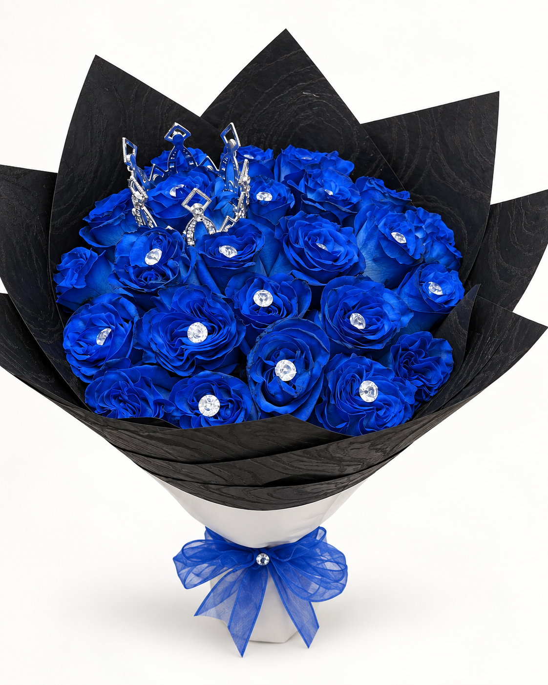 Arreglo floral 23: rosas azules con detalles de tiara y envoltura negra