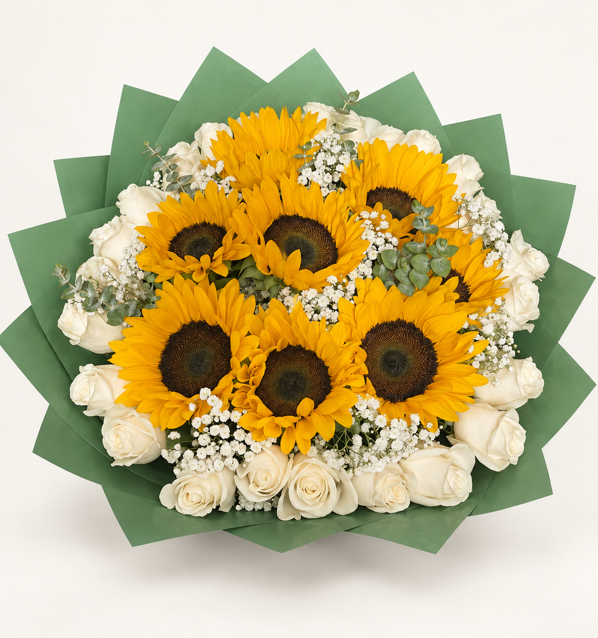 Arreglo floral 24: girasoles y rosas blancas con gypsophila y eucalipto, envueltos en papel verde