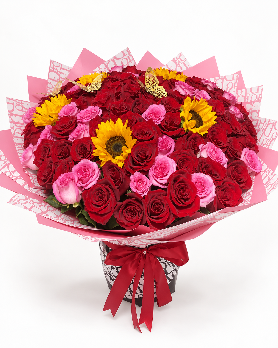Arreglo floral 25: rosas rojas y rosadas con girasoles y mariposas decorativas, envuelto en papel rosa