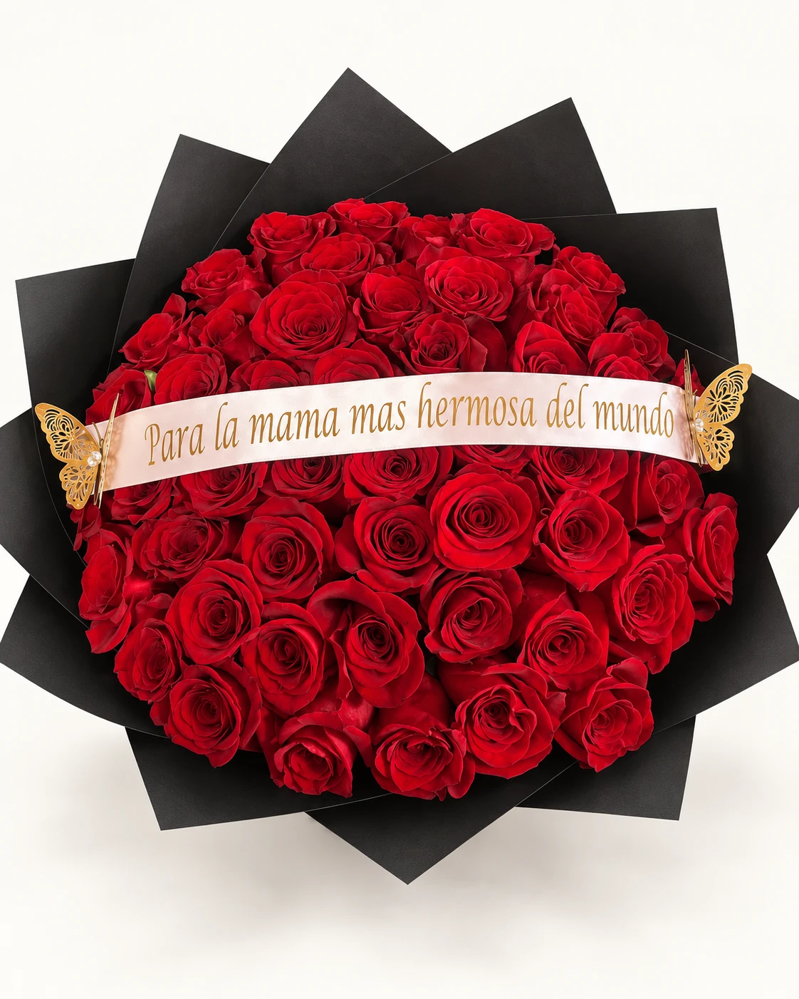 Ramo grande de rosas rojas con envoltura negra, mariposas doradas y listón «Para la mama mas hermosa del mundo»