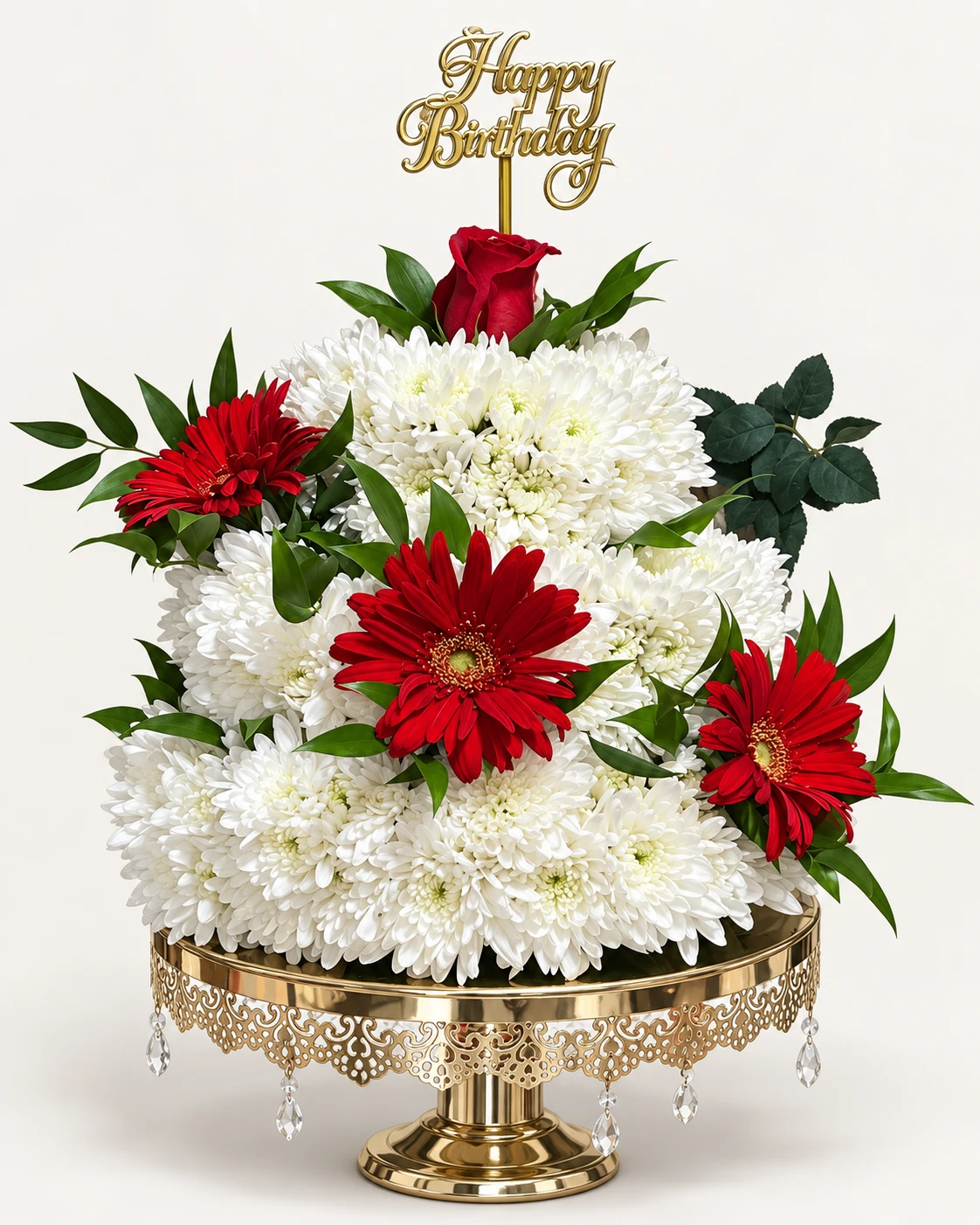 Arreglo de cumpleaños con flores blancas, gerberas rojas, una rosa roja, base dorada y topper «Happy Birthday»