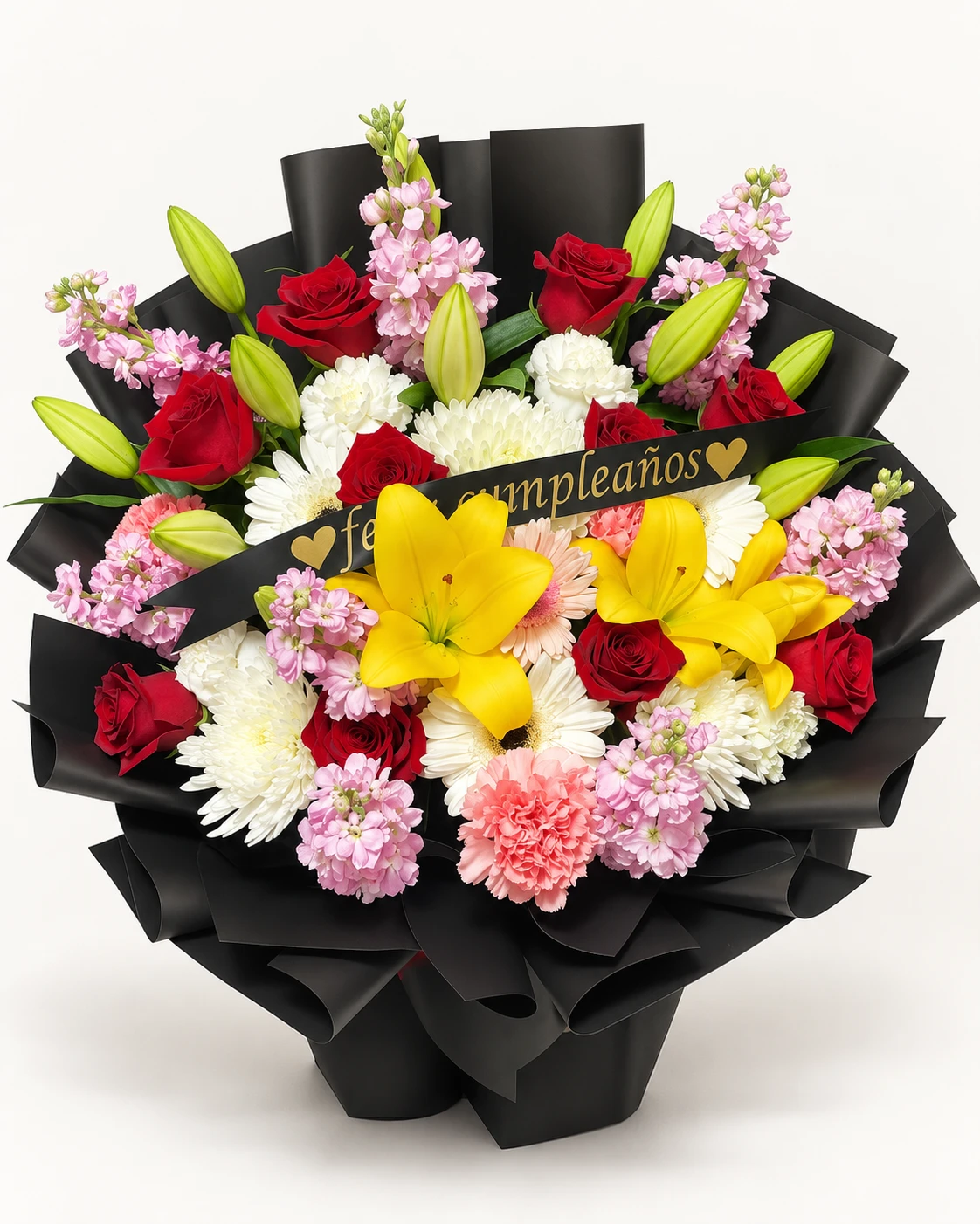 Ramo de cumpleaños con envoltura negra, lirios amarillos, rosas rojas, flores blancas y rosadas y listón «feliz cumpleaños»