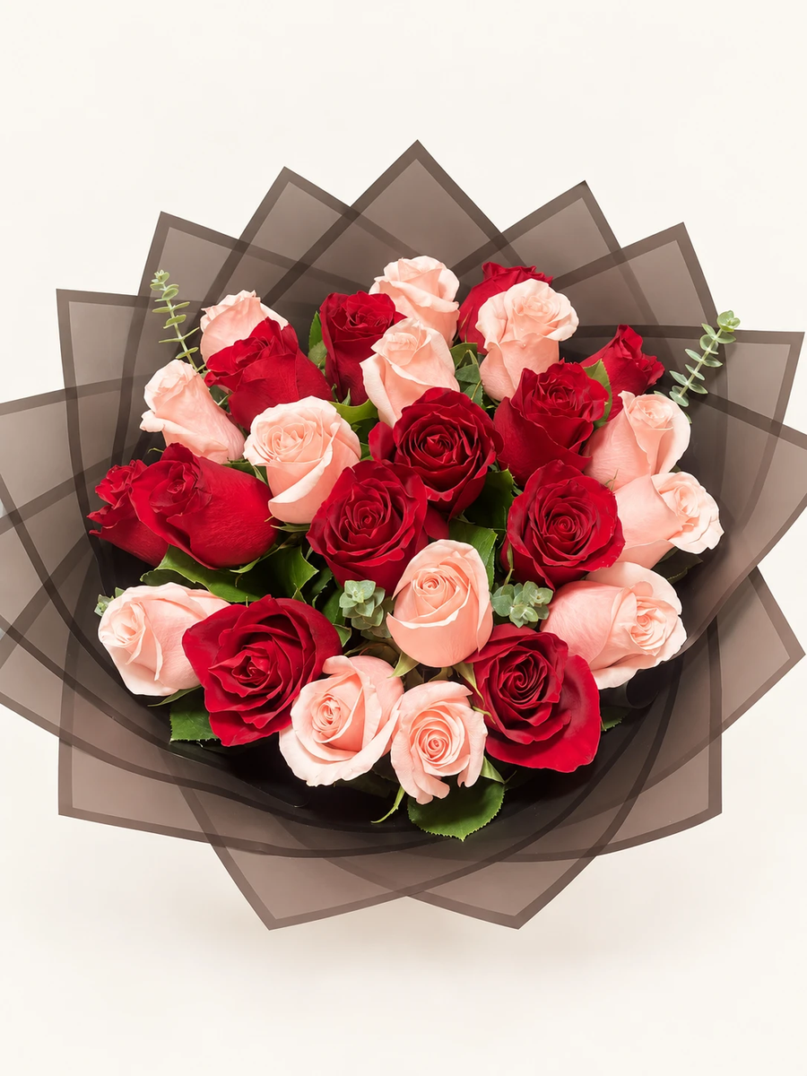Ramo de rosas rojas y rosadas con eucalipto y envoltura oscura translúcida