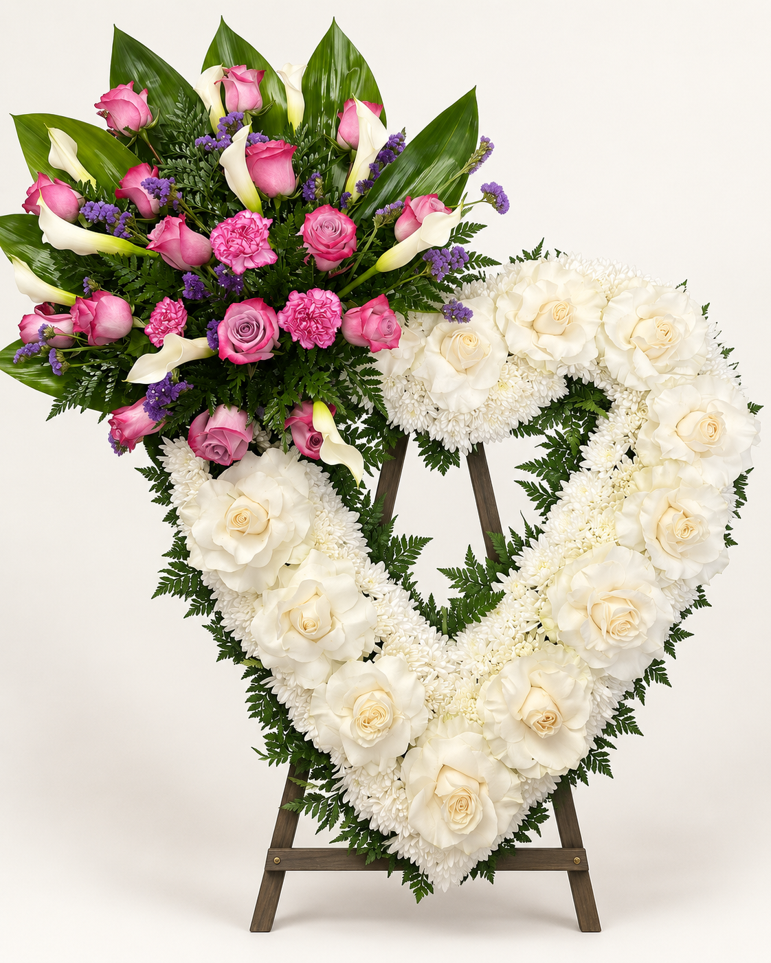 Arreglo fúnebre 4: corona en forma de corazón blanco de rosas y crisantemos con spray de rosas rosadas y lirios cala sobre atril