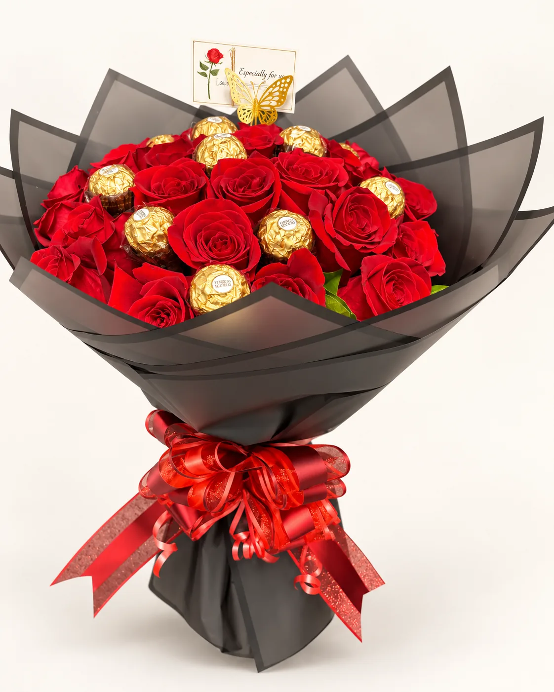 Ramo de rosas rojas con chocolates Ferrero Rocher en envoltura negra